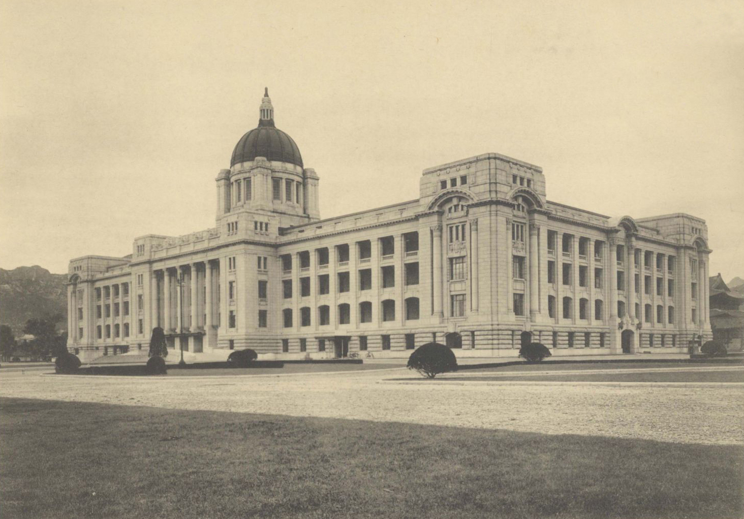 1926년 완공 직후의 조선총독부 청사 — 경복궁 앞을 가로막고 선 화강암 건물