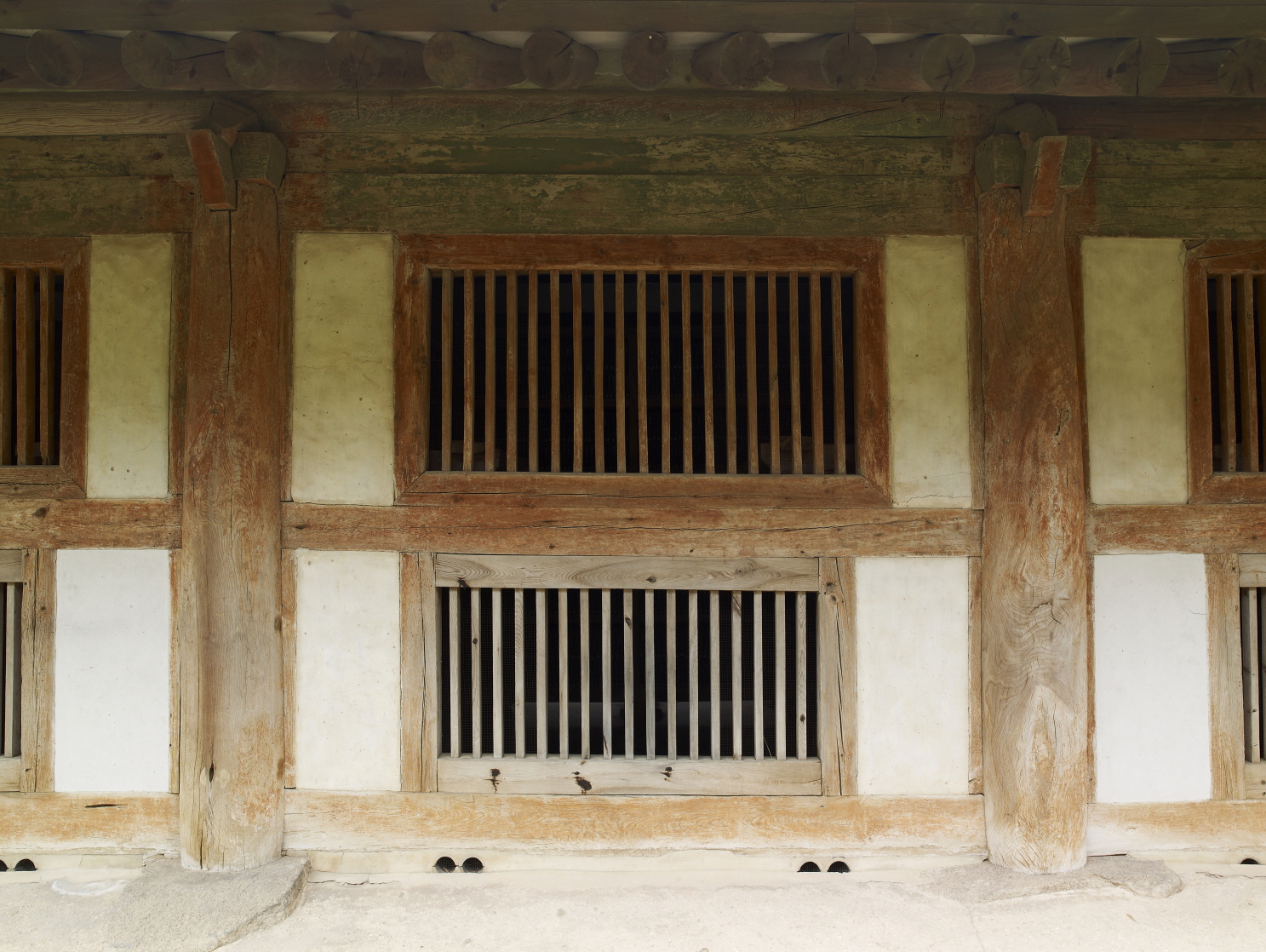 장경판전 살창 클로즈업 — 위아래 크기가 다른 격자 창