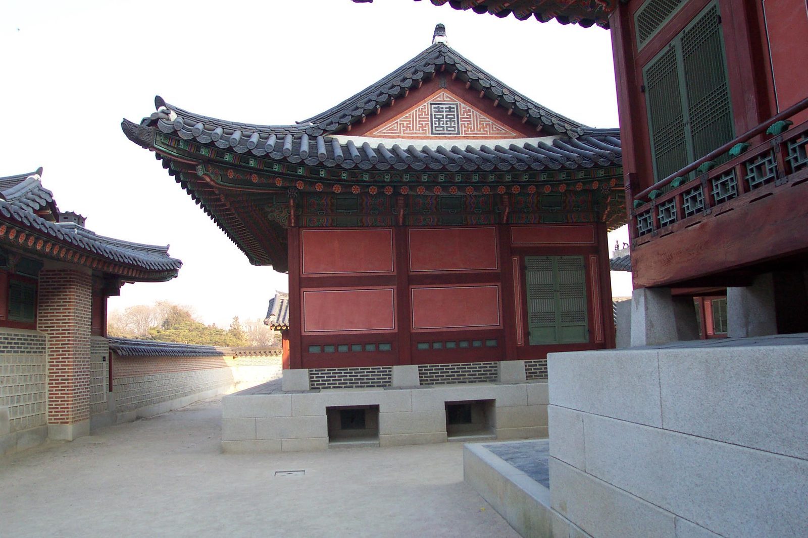 한옥 아궁이 — 불을 지펴 방바닥을 데우는 전통 난방 구조