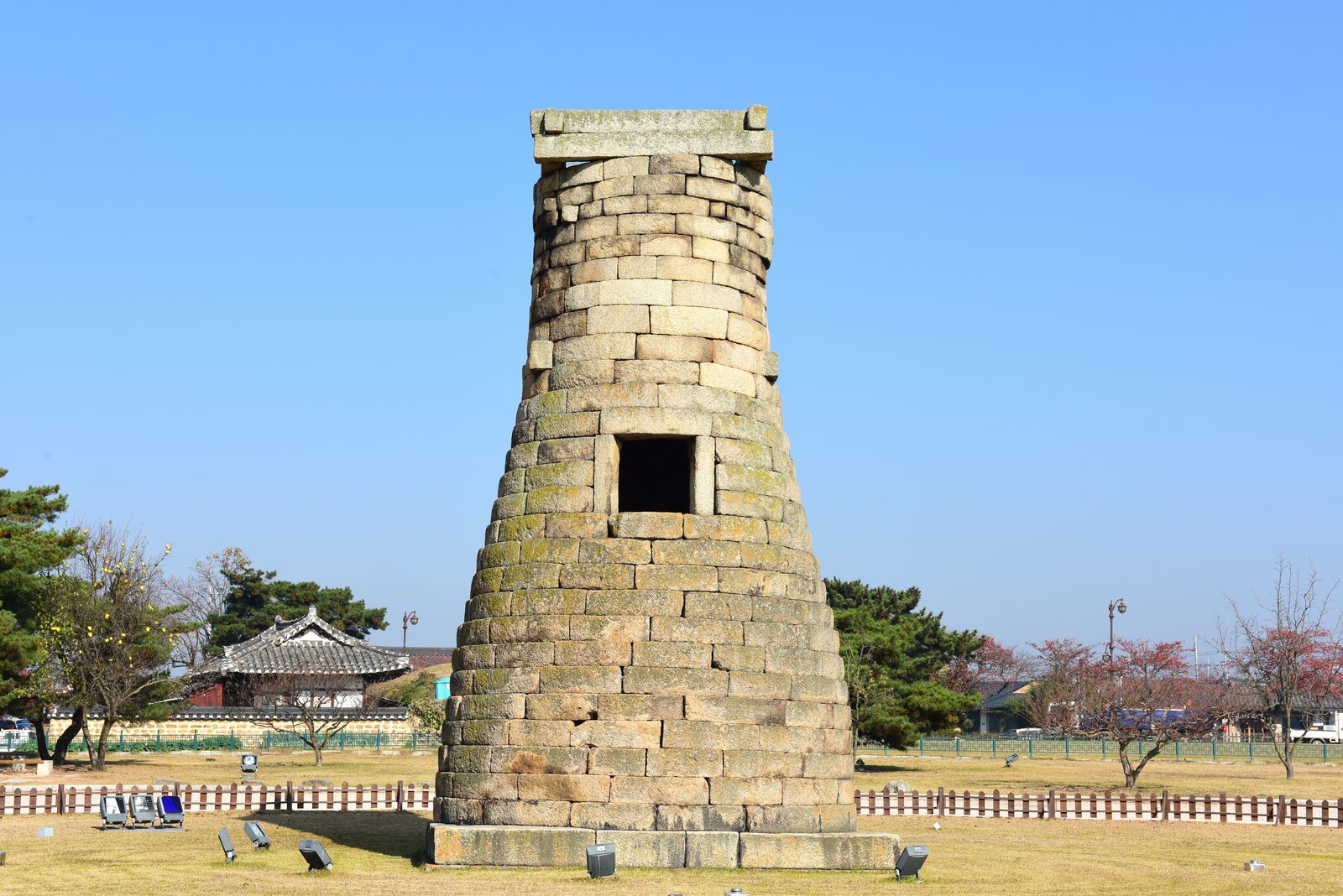 경주 첨성대 — 곡선형 원통 몸체의 신라 석조 관측탑