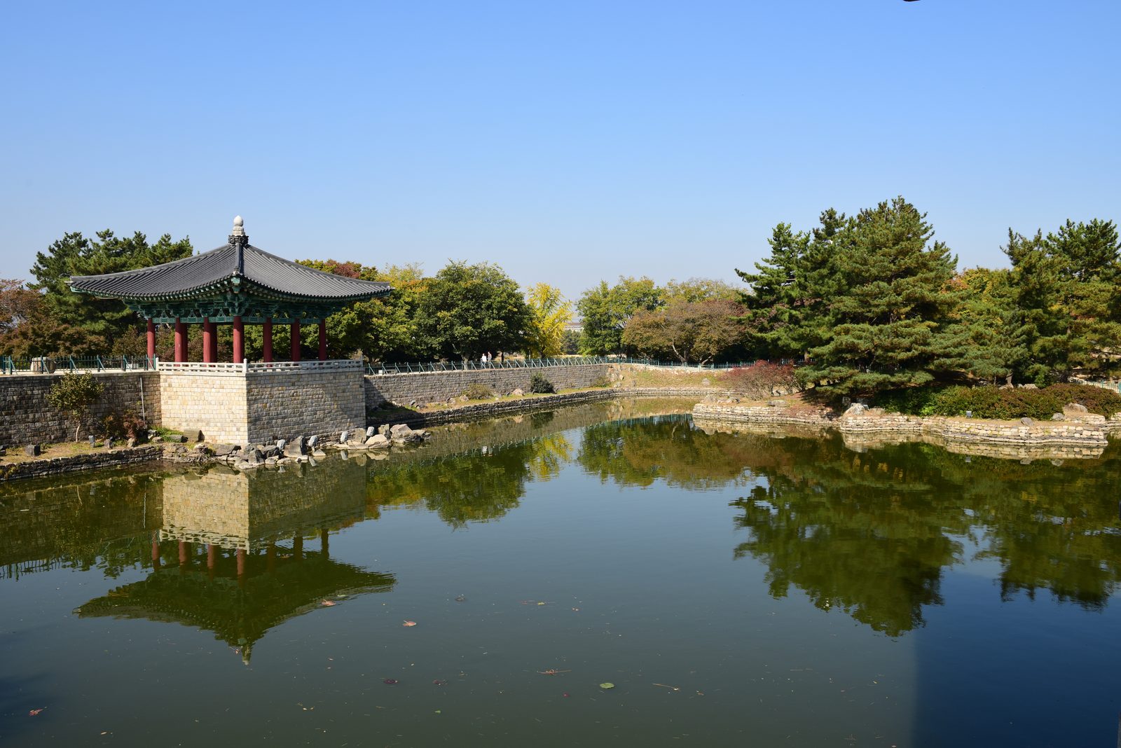 경주 동궁과 월지 — 주령구가 출토된 연못