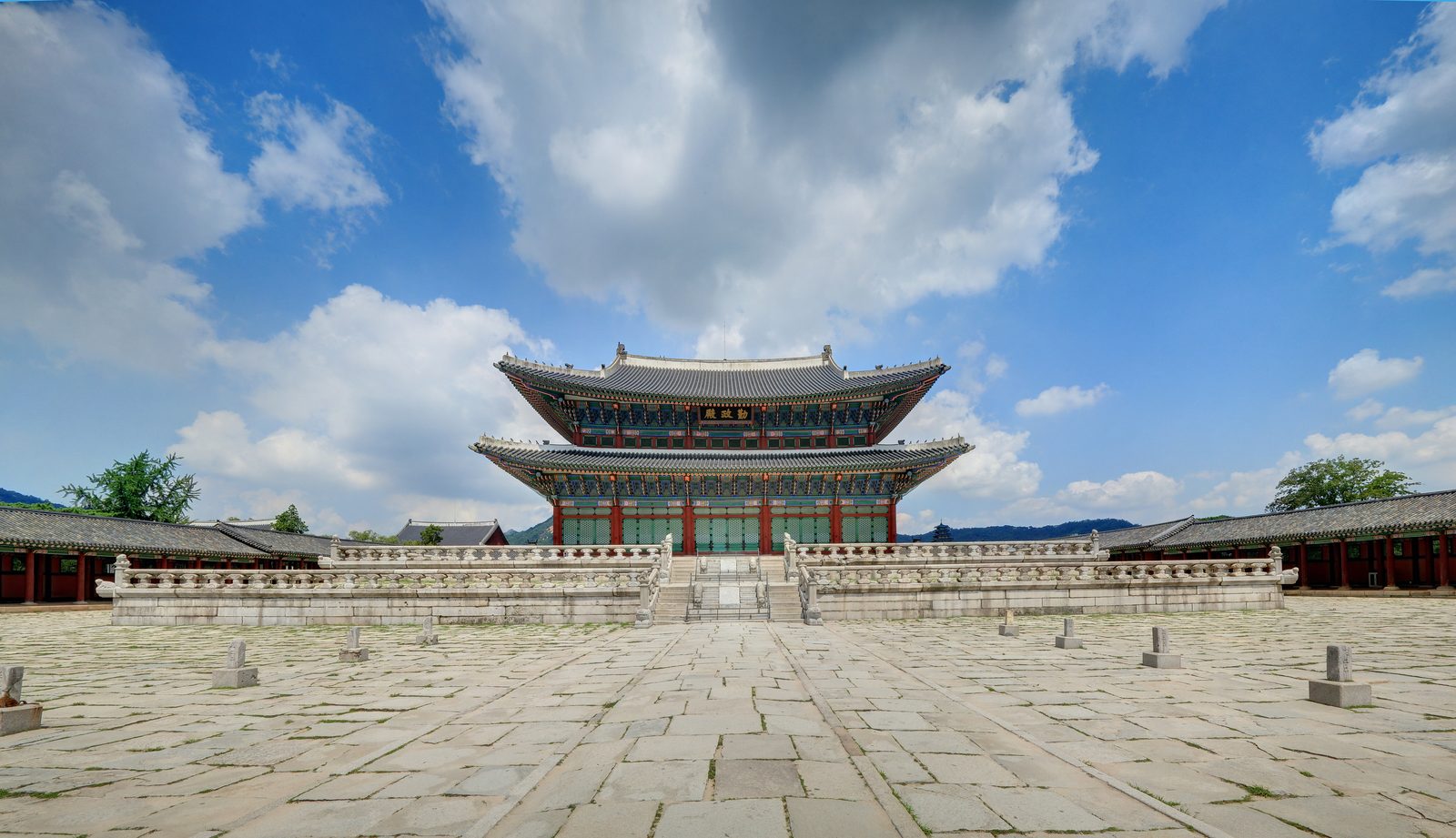 경복궁 근정전과 앞마당 — 박석이 깔린 조정
