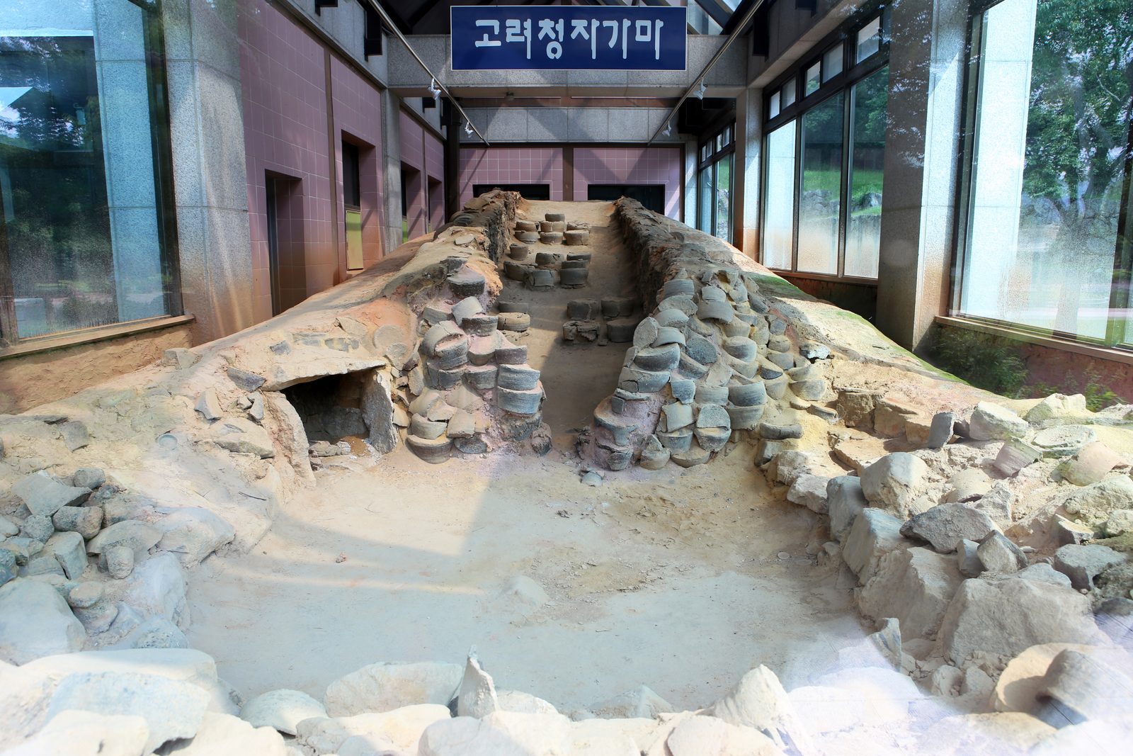 강진 고려청자 요지 — 발굴로 드러난 가마 구조